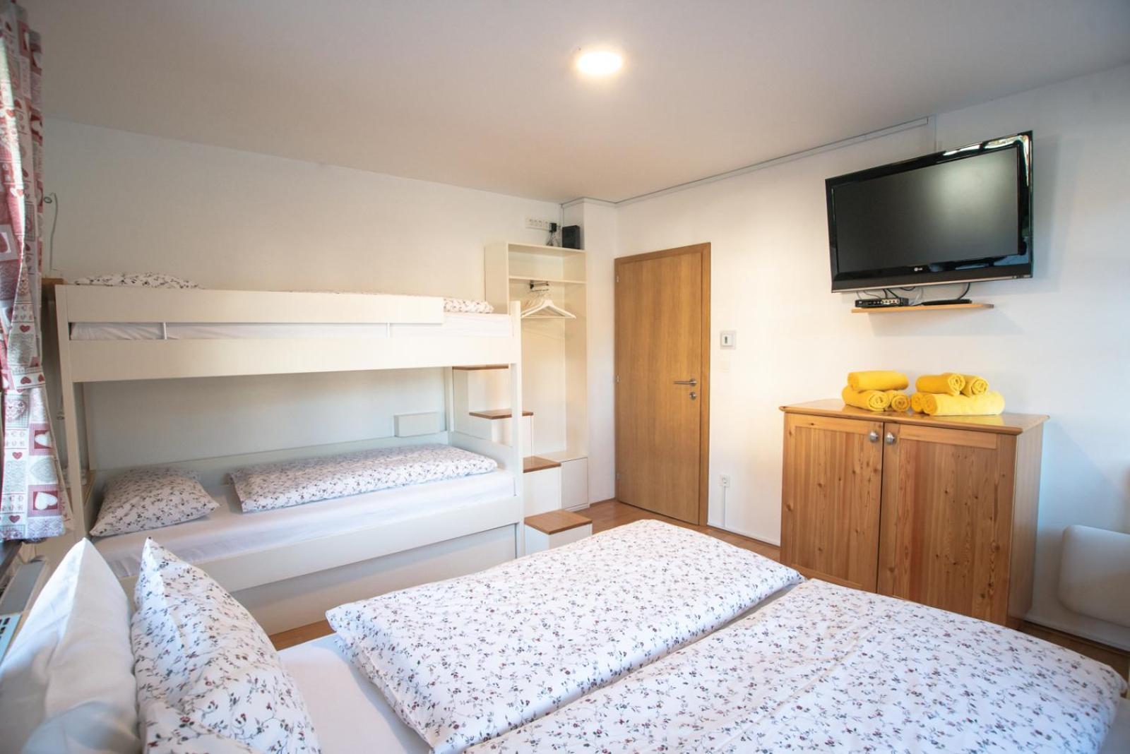 Pritlicni Apartma Hribovc Z Atrijem Kranjska Gora Exterior photo